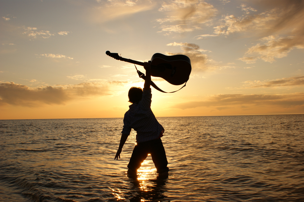 FAI SUONARE LA TUA CHITARRA “HAWAIANA”!