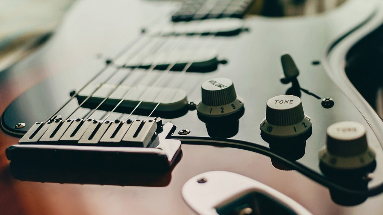 TANTI SUONI IN UNA SOLA CHITARRA