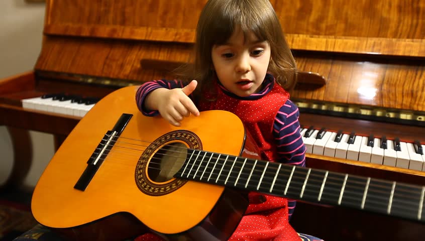 COME SCEGLIERE LA CHITARRA PER UN BAMBINO