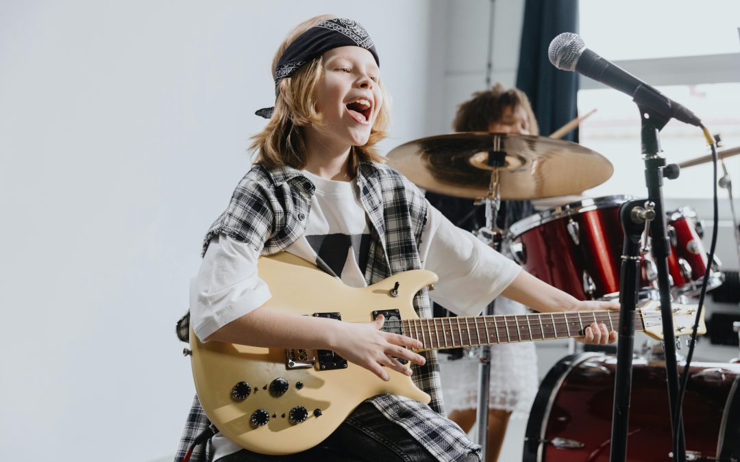 Storia della Chitarra Moderna: Dalle Radici all’Innovazione Tecnica